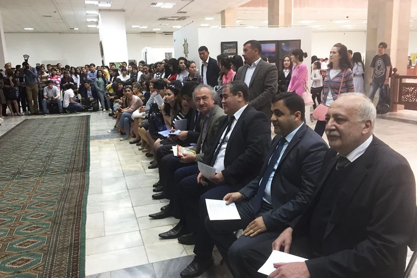 В Узбекистане состоялся показ мод карабахской одежды