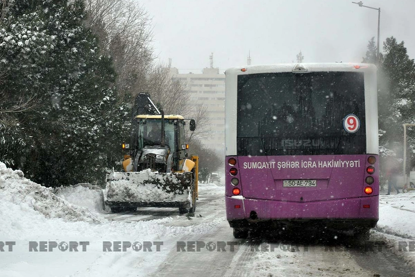Sumqayıtda yollar qardan təmizlənir