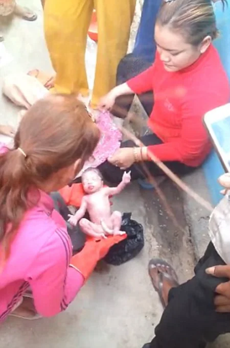 Newborn baby is found alive after it was dumped in a black bin bag - VIDEO