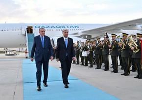 Президенты Казахстана и Турции провели краткую беседу в аэропорту 