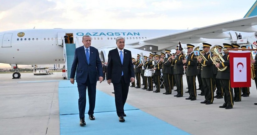 Президенты Казахстана и Турции провели краткую беседу в аэропорту 