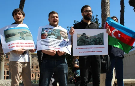 Азербайджанская молодежь провела в Риме акцию, протестуя против визита Сержа Саргсяна