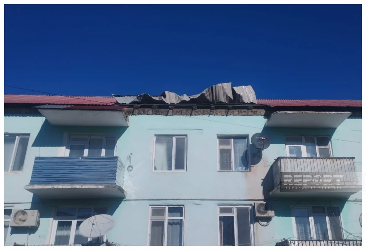 В Огузе сильный ветер сорвал кровли жилых домов