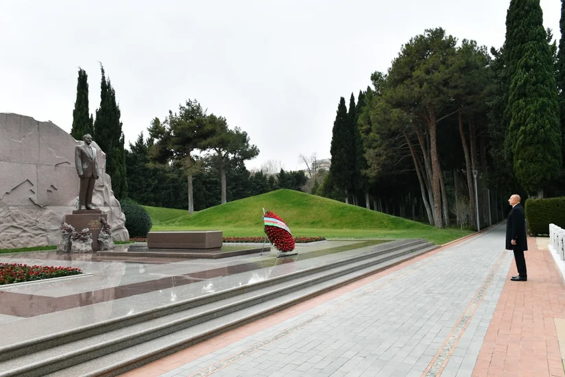 President Ilham Aliyev visits tomb of national leader Heydar Aliyev