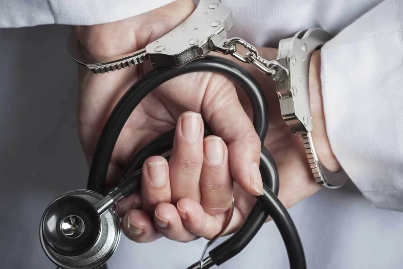 Bakıda rüşvətə görə tutulan həkimin ibtidai istintaqı başa çatıb