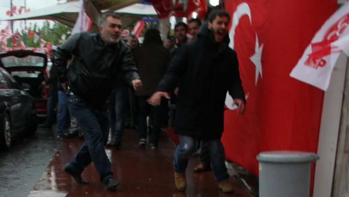 İstanbulda müxalif partiyanın qərargahı atəşə tutulub - VİDEO