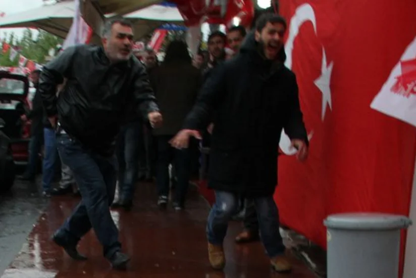 İstanbulda müxalif partiyanın qərargahı atəşə tutulub - VİDEO