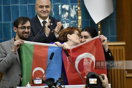 Qarabağ torpağı Türkiyə parlamentində partiya sədrinə təqdim olunub