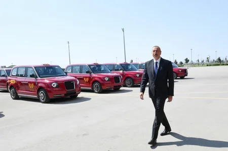 Президент ознакомился с доставленными в Баку Лондонскими такси