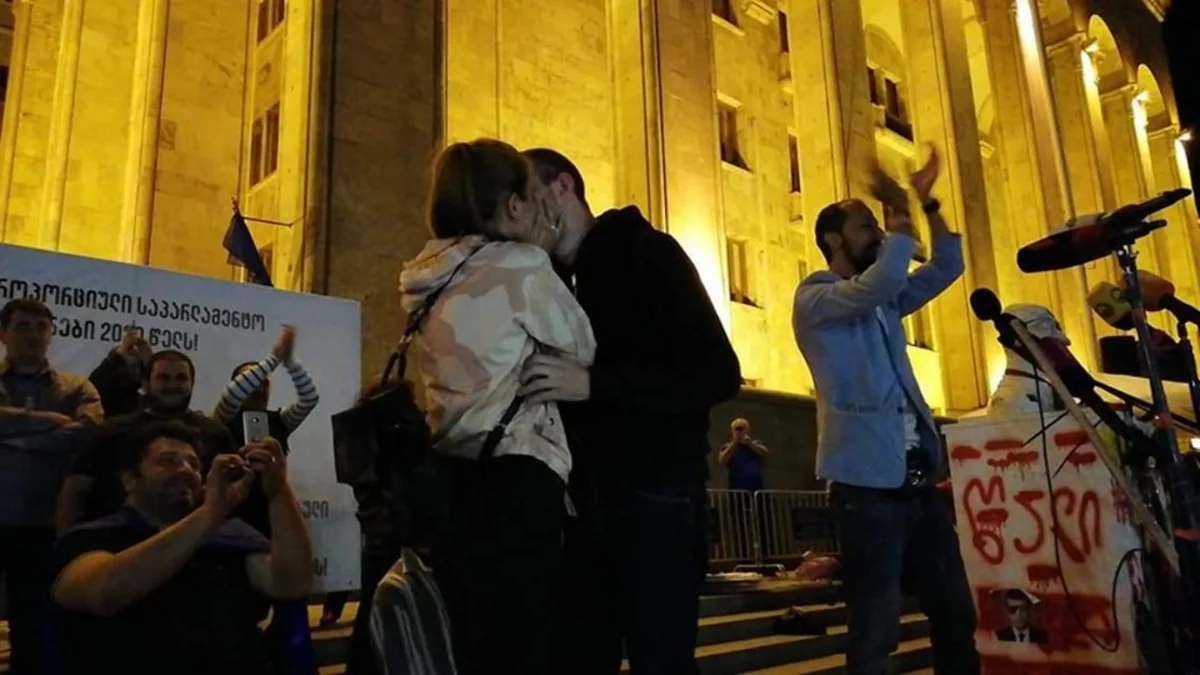Tbilisidə etiraz aksiyası evlilik təklifi ilə başa çatıb