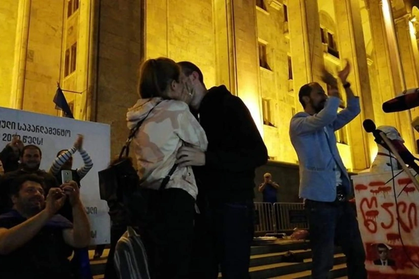 Tbilisidə etiraz aksiyası evlilik təklifi ilə başa çatıb