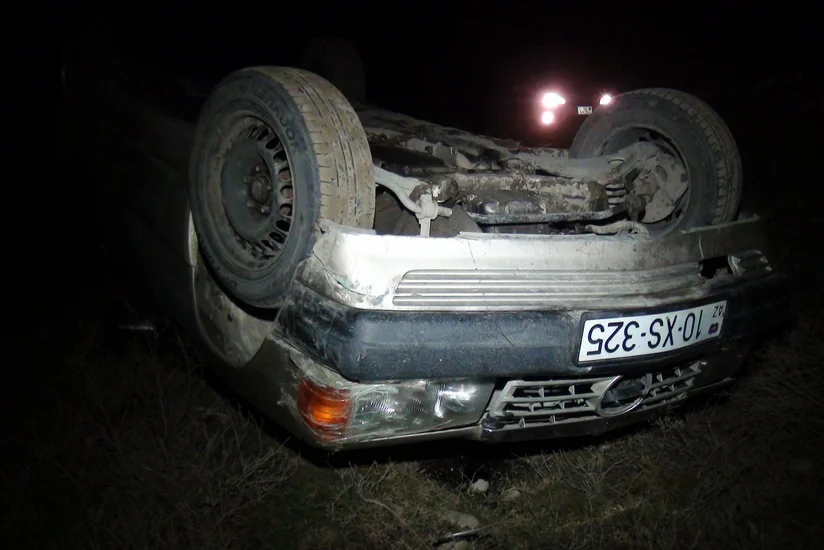 В Кюрдамире перевернулся автомобиль, есть пострадавший