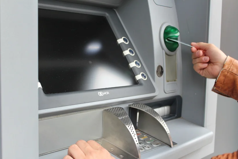 Bakıda yeniyetmə bankomatdan 5 547 manat pul çıxardaraq oğurladı