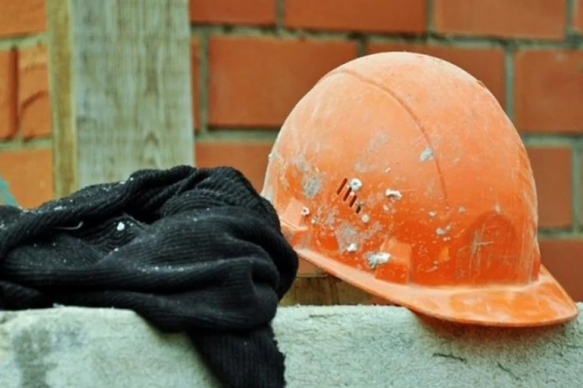 Hacıqabulda hündürlükdən yıxılan fəhlə xəstəxanada ölüb - YENİLƏNİB