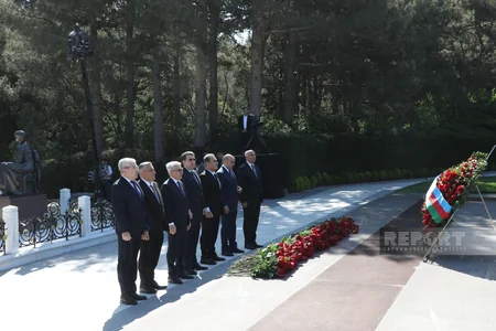 Dövlət və hökumət rəsmiləri Fəxri xiyabanı ziyarət ediblər