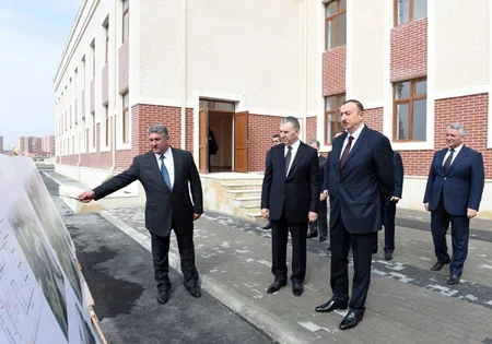 ​Prezident İlham Əliyev Mingəçevirdə məcburi köçkün ailələri üçün yeni salınan yaşayış kompleksində yaradılan şəraitlə tanış olub