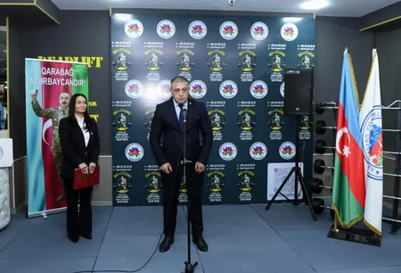 Fərid Qayıbov bazanın açılışında iştirak edib, şəhidin atasına plaket verib