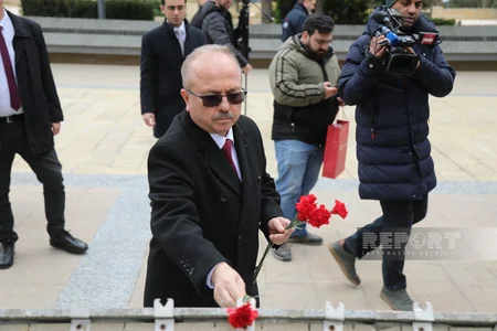 Türkiyənin Azərbaycandakı yeni səfiri Fəxri və Şəhidlər xiyabanlarını ziyarət edib