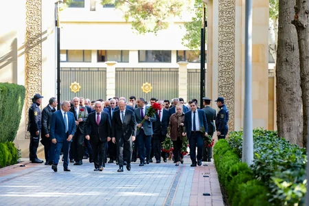 Energetiklər Fəxri Xiyabanı və Şəhidlər Xiyabanını ziyarət ediblər