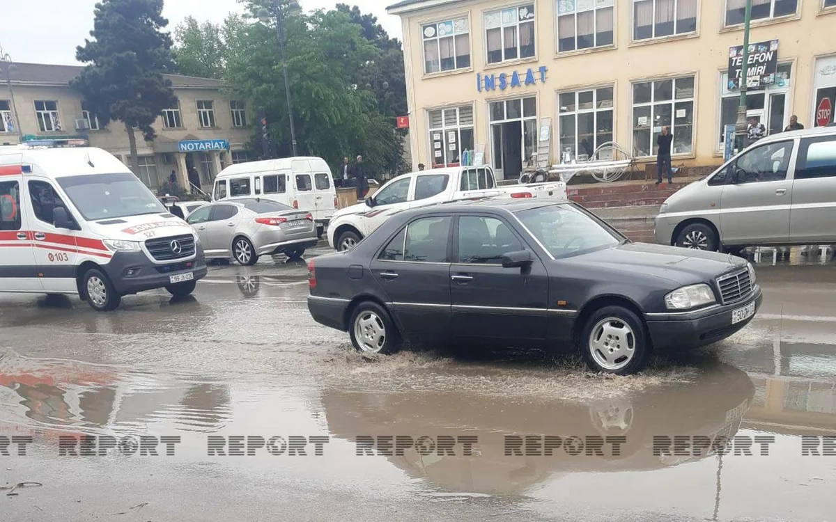 Biləsuvarda yeni istifadəyə verilən yolu su basıb