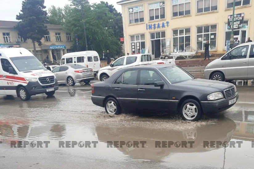 Biləsuvarda yeni istifadəyə verilən yolu su basıb