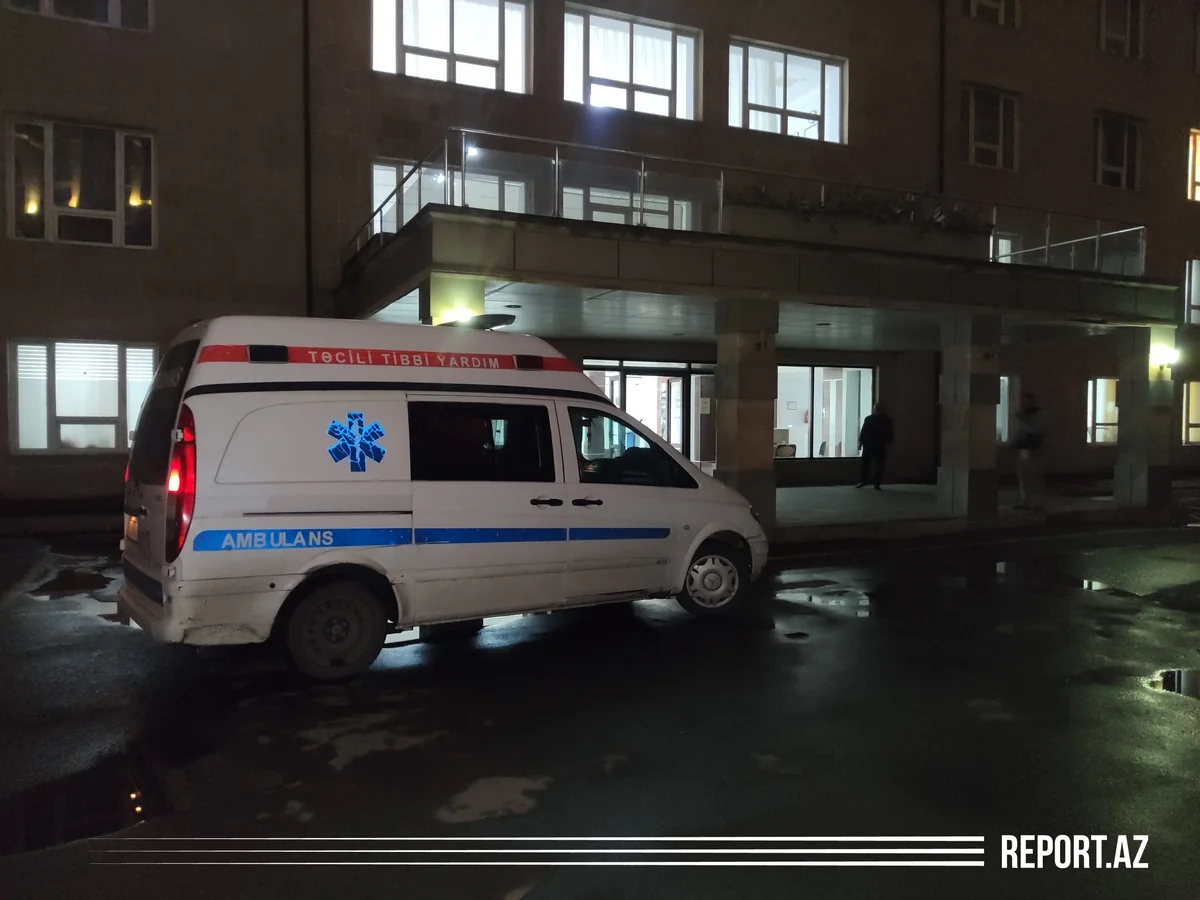 Xətai rayonunda avtomobil 21 yaşlı gənci vuraraq xəsarət yetirdi