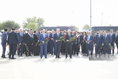 Anım Günü ilə əlaqədar Zəfər parkına ziyarət başlayıb