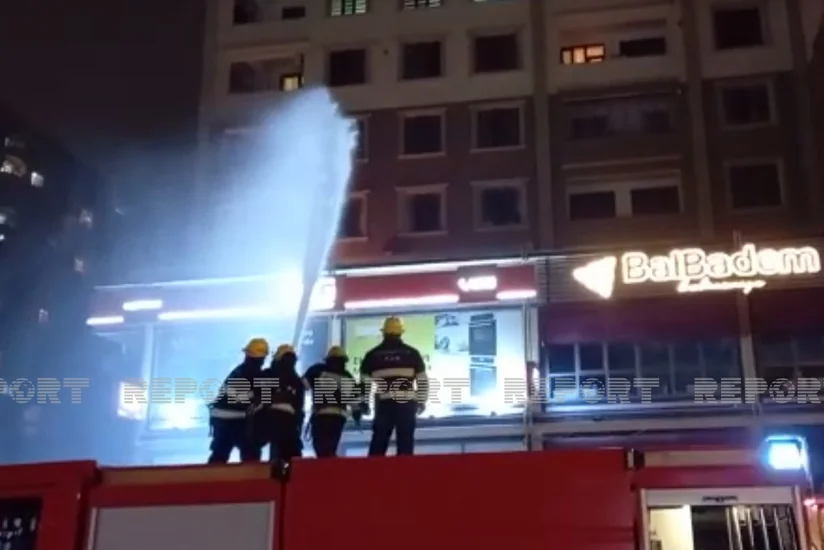 Bakıda yaşayış binasında yanğın başlayıb
