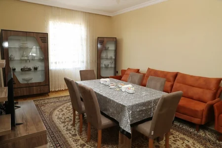 Birinci vitse-prezident Şamaxıda zəlzələdən qəzalı vəziyyətə düşmüş evin yerində inşa edilən evdə yaradılan şəraitlə tanış olub - YENİLƏNİB