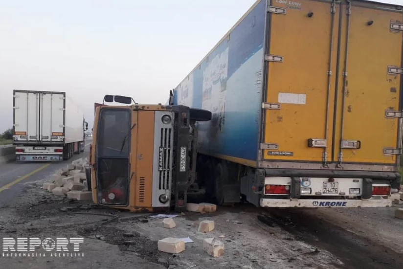 В Кюрдамире грузовой автомобиль врезался в Камаз и перевернул его - ФОТО