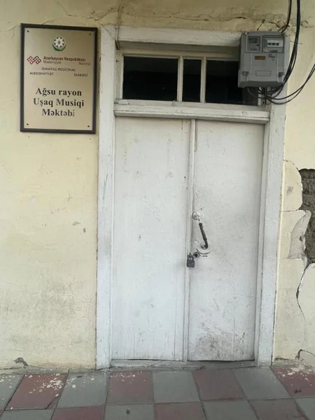 Mədəniyyət nazirinin birinci müavini Ağsuda baxış keçirib, məktəb binasının qəzalı olduğu aşkarlanıb