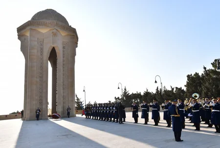 Prezident İlham Əliyev Şəhidlər Xiyabanını ziyarət edib