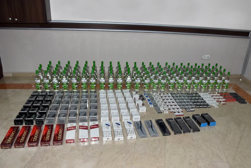 Şərurda külli miqdarda aksizi olmayan siqaretlər, spirtli içkilər və yivli odlu silah aşkarlanıb