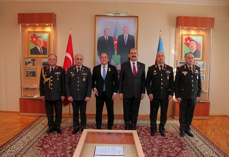 Türkiyənin milli müdafiə nazirinin müavini hərbi institutu ziyarət edib