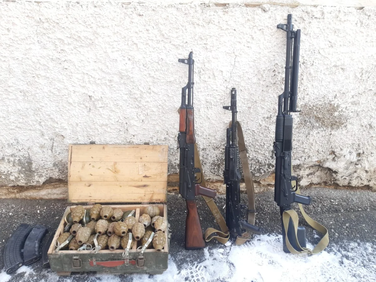 Kəlbəcərdə pulemyot, avtomat və əl qumbaraları tapılıb