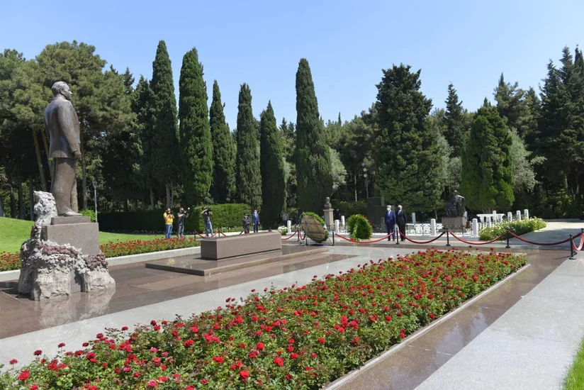 Türkiyənin Baş Prokuroru Fəxri Xiyabanda və Hərbi Qənimətlər Parkında olub