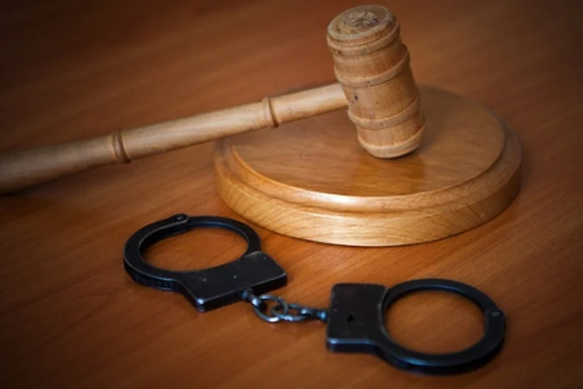 Məhkəmə sabiq nazir müavininin qohumunu məhkəmə zalından azadlığa buraxıb