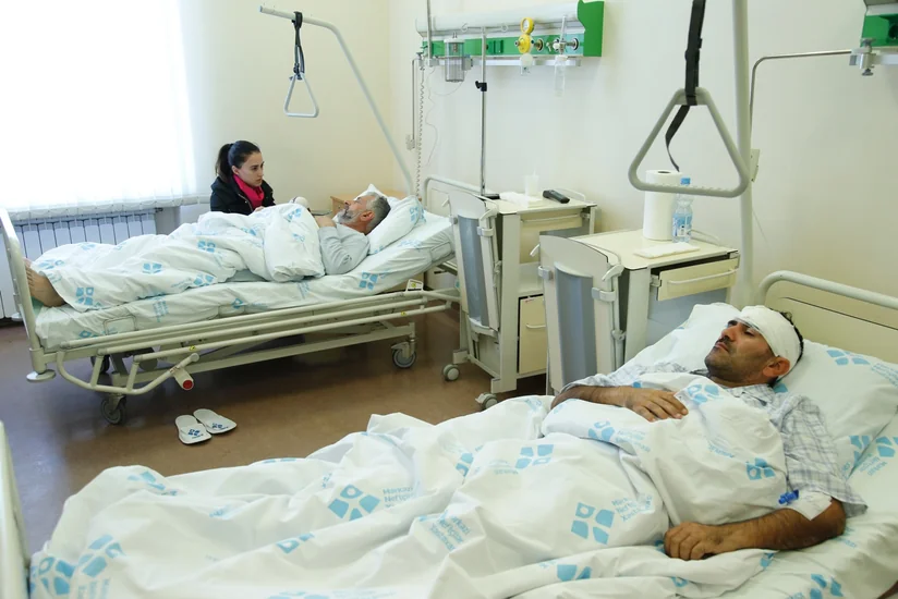 Baş direktor: Günəşli yatağından xilas edilən və hazırda xəstəxanada olan 9 neftçinin səhhəti sabitdir