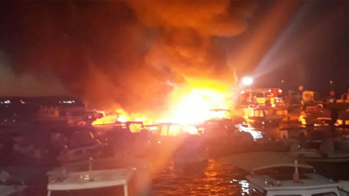 İstanbulda 6 gəmidə yanğın başlayıb - YENİLƏNİB