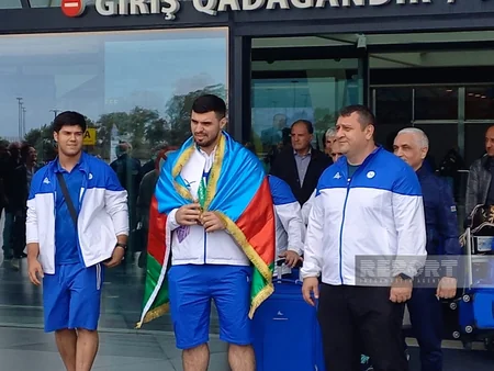 Dünya çempionatında üç medal qazanan Azərbaycan ağırlıqqaldıranı Vətənə qayıdıb