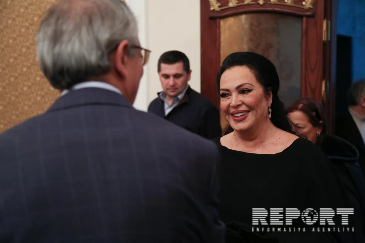 Türkan Şoray Bakıda mükafat və diplomla təltif edilib