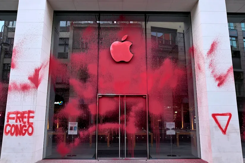 В Берлине магазин Apple облили краской, оставив надпись Free Congo