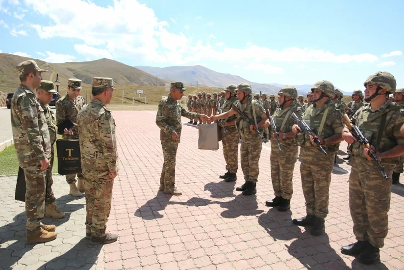 Hərbi prokuror Naxçıvanda hərbçilərlə görüşüb