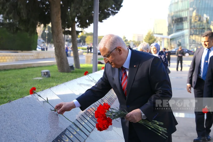 Yasar Guler visits Turkish Martyrs' Memorial in Baku