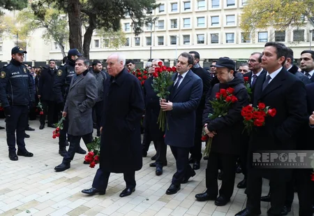 Azərbaycan xalqı Fəxri xiyabanda Ümummilli Liderin məzarını ziyarət edir