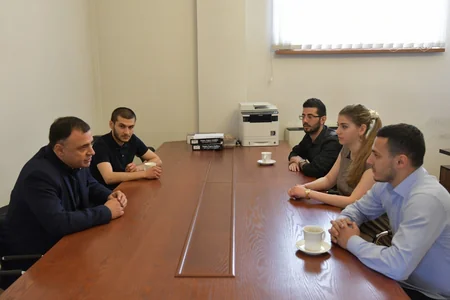 Gürcü deputat azərbaycanlı gənclərin yaratdığı teatrın fəaliyyəti ilə tanış olub