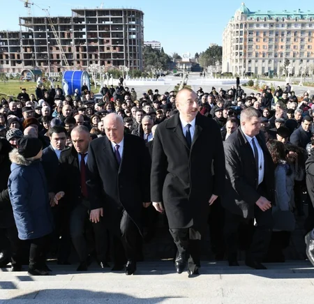 Prezident Sumqayıtın dənizkənarı bulvarında şəhərin sakinləri ilə görüşüb