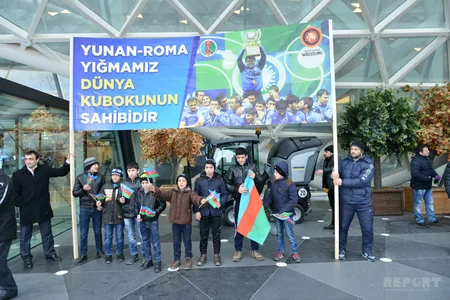 Azərbaycan bayrağını İranda zirvəyə qaldıran güləşçilər böyük coşqu ilə qarşılanıb