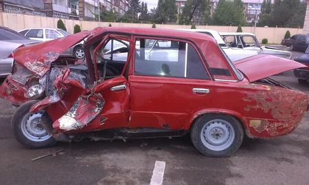 ​Lənkəranda minik avtomobili yük maşını ilə toqquşub - FOTO