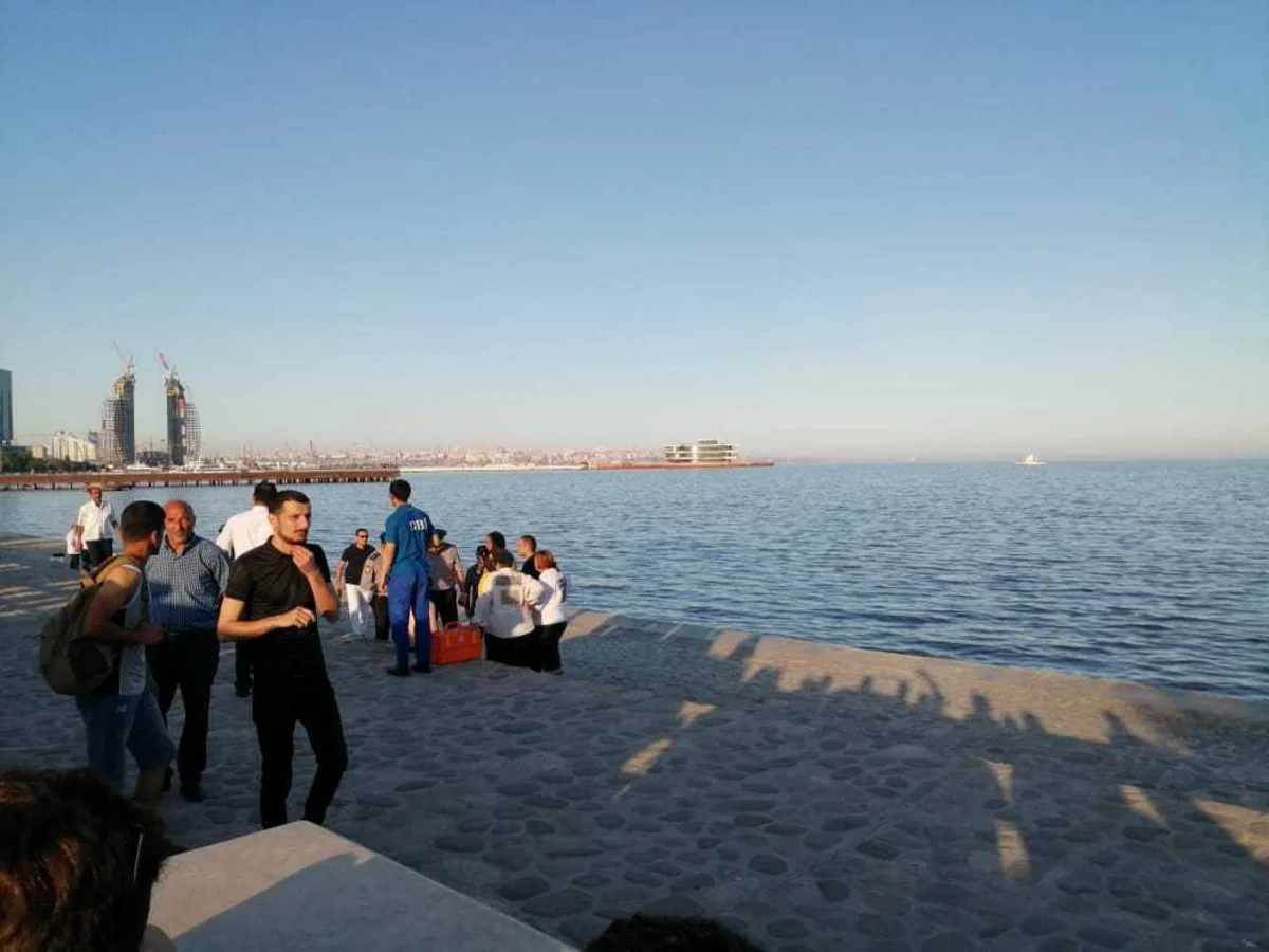 Bulvarda gənc oğlan dənizdə boğulub - VİDEO